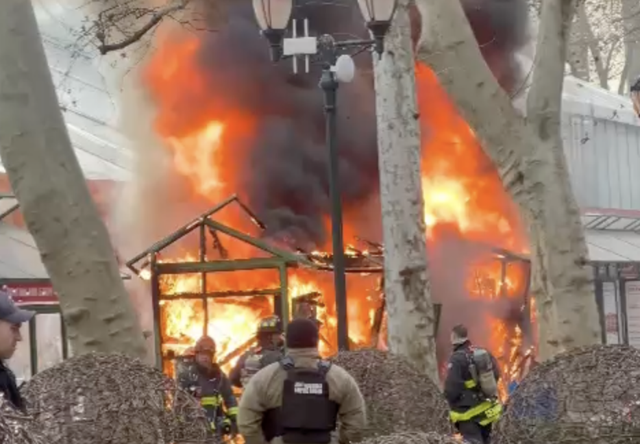 Incendio arrasa con varios puestos del mercado navideño de Bryant Park